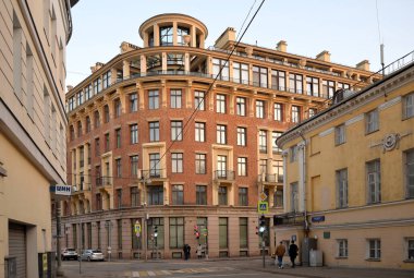 Moskova, Rusya, 11 Nisan 2021: Denezhnyi (Para) ve Bolşoy Lyovshinsky yollarının kesiştiği eski binalar