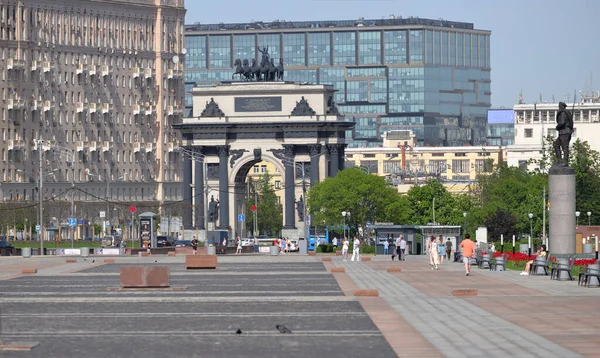 Moskova, Rusya, 18 Mayıs 2021: Zafer Parkı 'ndaki Poklonnaya Tepesi' nden panoramik manzara