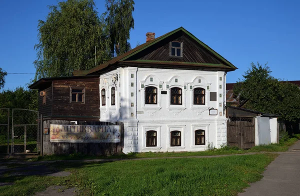 2021年9月2日 俄罗斯乌格里奇 18世纪的旧两层房子 位于Pervomayskaya街 图库图片