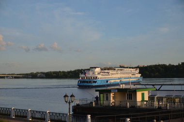 Kostroma, Rusya, 24 Mayıs 2021: Volga Nehri 'nin yaz günü dolumu, Rusya' nın Altın Halkası