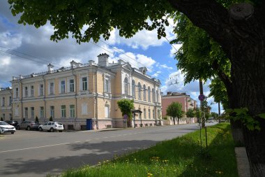 Kostroma, Rusya, 25 Mayıs 2021: Knyazeva Caddesi 'ndeki eski binalar