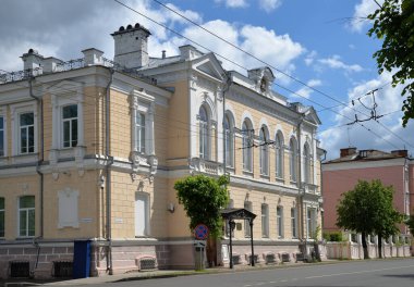 Kostroma, Rusya, 25 Mayıs 2021: Knyazeva Caddesi 'ndeki eski binalar