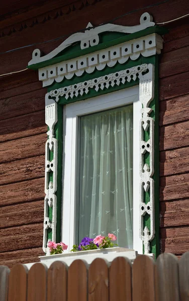 Plaqueta Madeira Esculpida Janela Velha Casa Madeira Kostroma Rússia — Fotografia de Stock