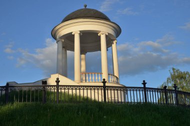 Ostrovsky 'nin pavyonu, Rusya' nın Kostroma kentindeki Volga nehrinin yüksek seti üzerindeki Kostroma sembollerinden biridir.