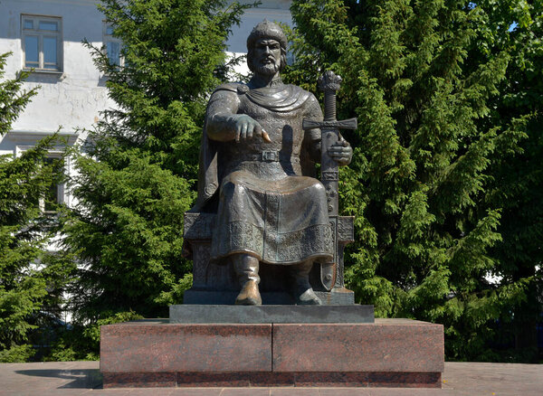 Кострома, Россия, 26 мая 2021 года: Памятник основателю древнего Костромы Юрию Долгорукому скульптором В. Церковниковым в центре города, Золотое кольцо России