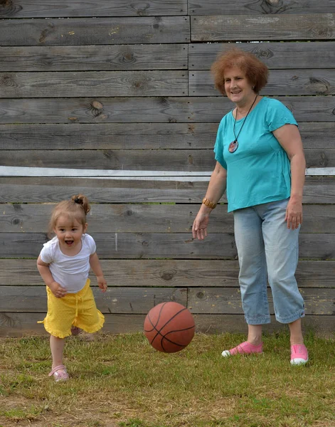 Enkelin Und Großmutter Spielen Sommer Basketball Auf Rasen — Stockfoto