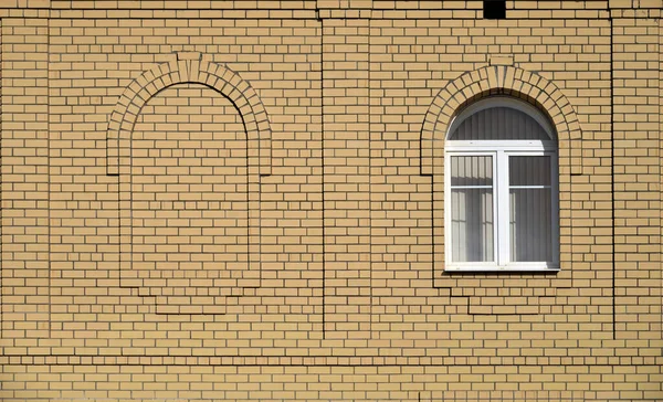 Gul Tegelvägg Med Imitation Fönsteröppning Och Fönster Som Bakgrund — Stockfoto