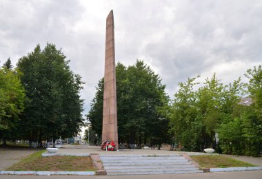 Kimry, eski adıyla Kimra, Tver Bölgesi, Rusya, 31 Temmuz 2021: 1941-1945 Büyük Vatanseverlik Savaşı 'nda ölen askerlere anıt-dikilitaş