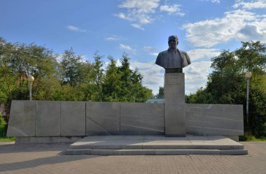 Kimry, eski adı Kimra, Tver Region, Rusya, 31 Temmuz 2021: Uçak tasarımcısı A.N. Tupolev Mayıs Meydanı 'nda heykeltıraş H. Gevorkyan tarafından