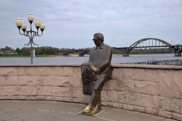 Rybinsk ヤロスラヴル地方 ロシア 2021年9月4日 ロシアのソビエトソングライター イワノヴィチ オシャニンへの記念碑 2003年ブロンズ像彫刻家マフムード ヌルマトフ ヴォルガ川河畔の展望台に立つ — ストック写真