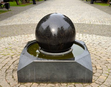 Ushakov Bulvarı, Rybinsk, Yaroslavl Bölgesi, Rusya 'da kıta hatlarıyla siyah granit küre çeşmesi 