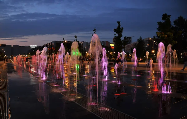 Moskou Rusland Augustus 2021 Fontein Waterval Met Avondverlichting Khodynskoye Veld — Stockfoto