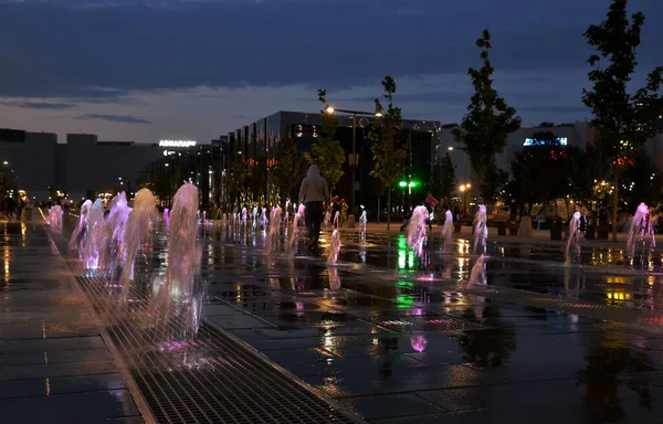 Moskou Rusland Augustus 2021 Fontein Waterval Met Avondverlichting Khodynskoye Veld — Stockfoto