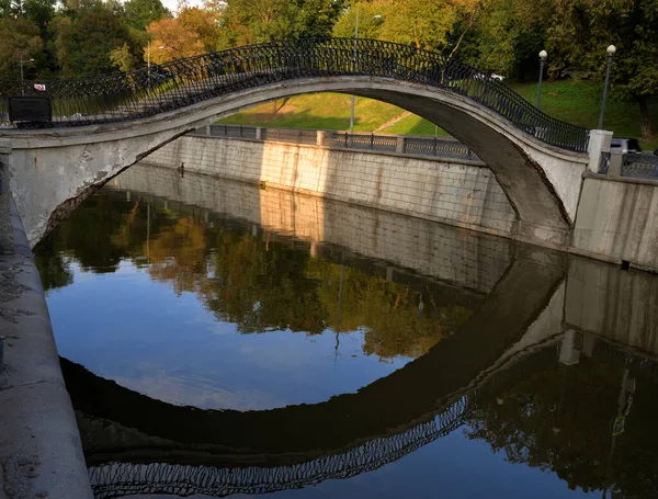 Customs Bridge is pedestrian bridge across Yauza River. Connects Zolotorozhskaya and Syromyatnicheskaya embankments, Moscow, Russia