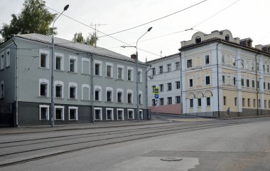 Yazın Rusya 'nın başkenti Moskova' da Andronievsky geçidinde eski evler ve tramvay rayları