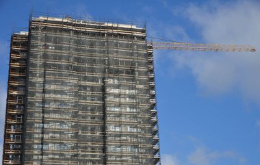 Gökyüzüne karşı kule vinci olan yüksek binalar inşa ediliyor.