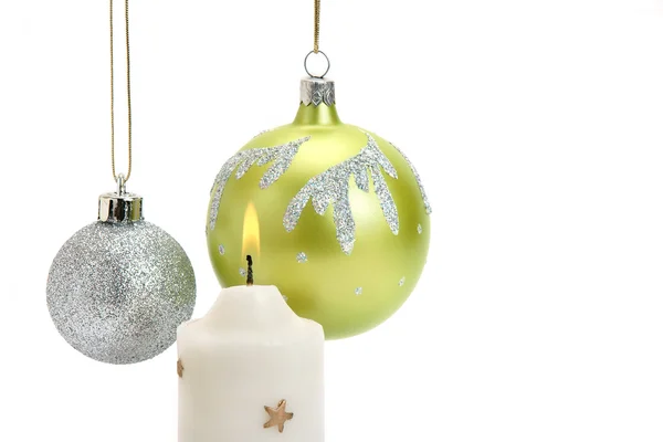 Baubles di Natale e candela su sfondo bianco — Foto Stock