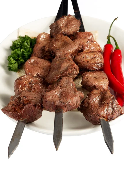 Kebab shish con perejil, pimentón y pastel en plato blanco — Foto de Stock