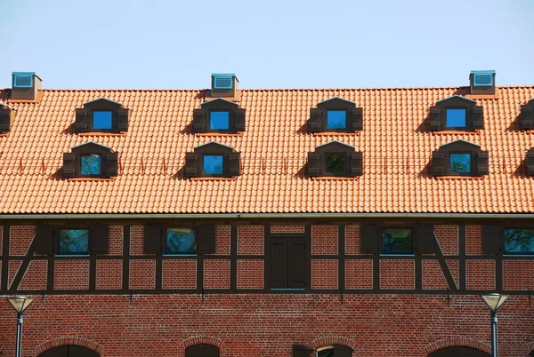 Techo de baldosas con ventanas de una antigua casa de ladrillo —  Fotos de Stock