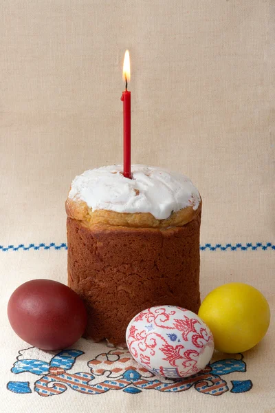 Gâteau de Pâques aux œufs et bougie — Photo