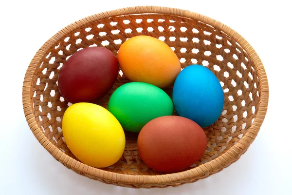 Páscoa ovos pintados em placa de madeira webbed — Fotografia de Stock