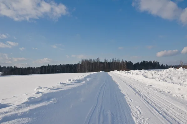 Winter landelijke weg op een zonnige dag — Stockfoto