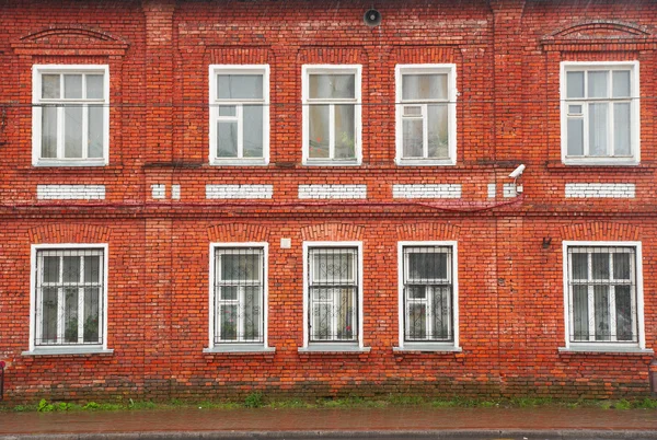 Fasáda domu starých červených cihel — Stock fotografie