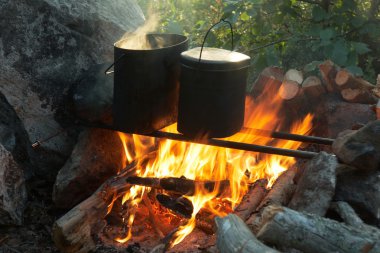 kamp ateşi üzerine kaynar su