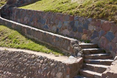 Tepe üzerinde taş merdiven