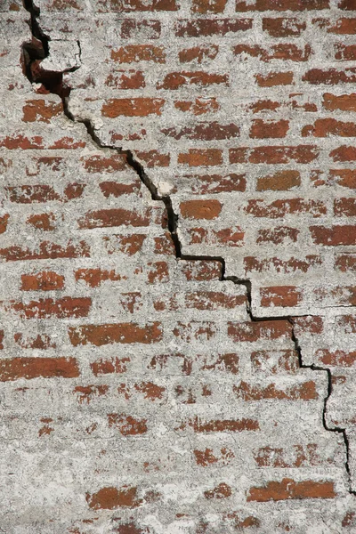 Gebarsten oude bakstenen muur — Stockfoto