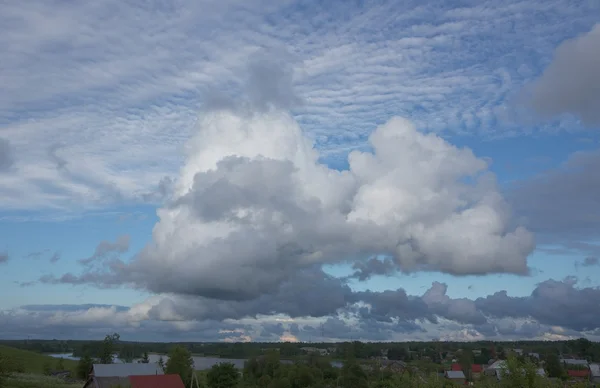 Utsikt över landskapet med sjön och hus Stockbild