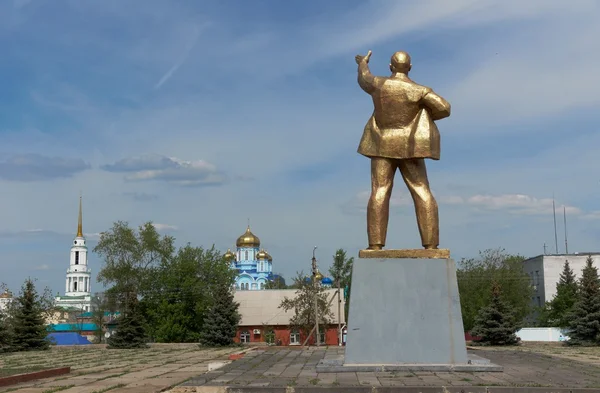 Monumento a Lenin in centro di città di Zadonsk su sfondo di monastero di Zadonsky. Lipetsk Oblast, Russia — Foto Stock