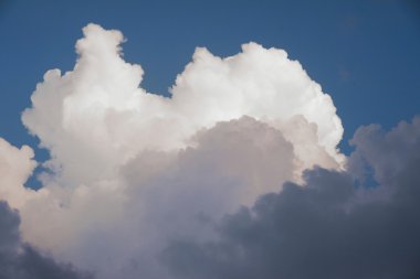 Fırtına öncesi karanlık bulutlu gökyüzü