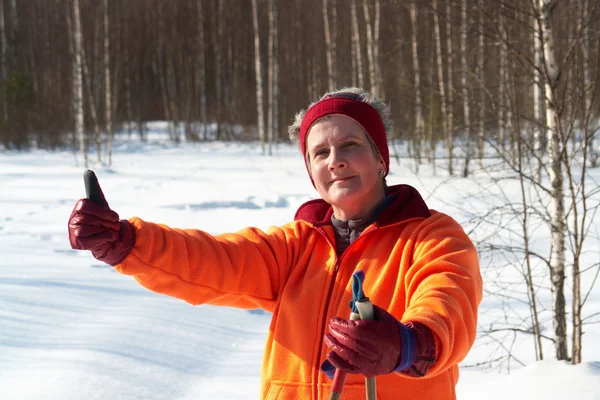 Female cross country skier gives the thumbs up sign — Stock Photo, Image