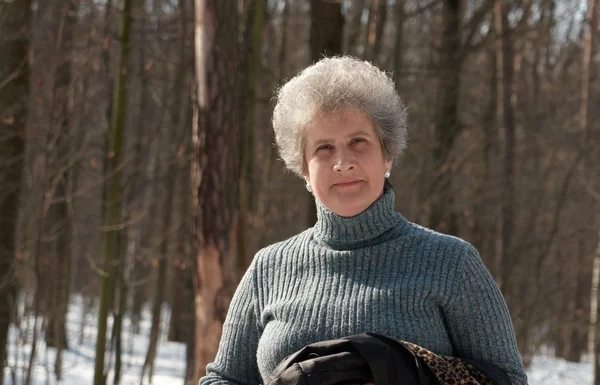 Idős nő portréja a parkban — Stock Fotó