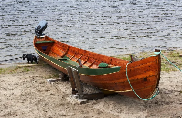 Bateau à moteur sur la rive et teckel — Photo