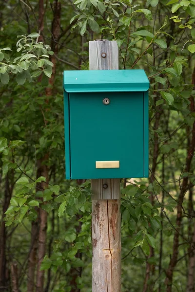 กล่องจดหมายสีเขียวบนโพสต์ไม้ — ภาพถ่ายสต็อก