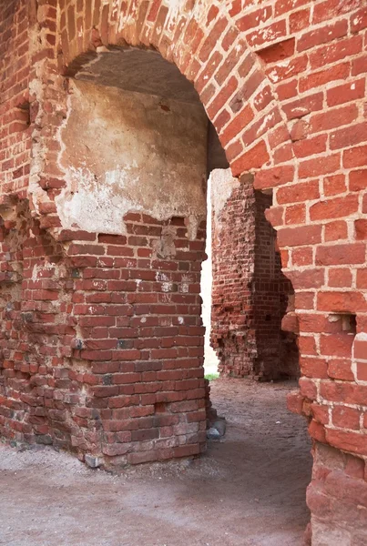 Arco di mattoni della Cattedrale di Tartu, Estonia, precedentemente conosciuta anche come Cattedrale di Dorpat — Foto Stock