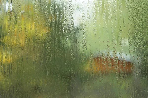 Fließendes Wasser tropft auf Glasfenster — Stockfoto