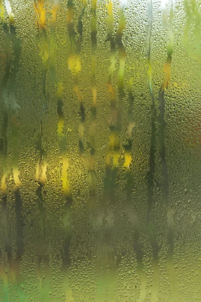 Fließendes Wasser tropft auf Glasfenster — Stockfoto