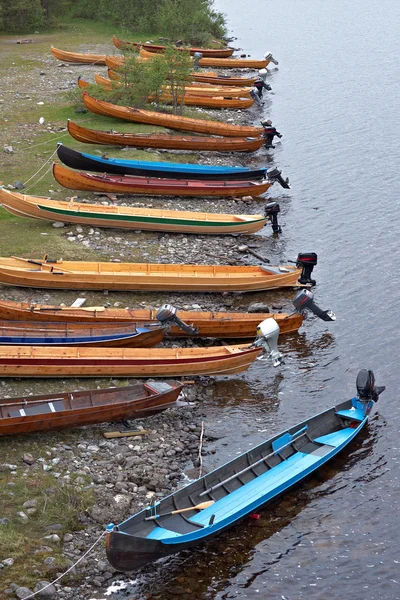 Motor boats on river bank — Stock Photo, Image