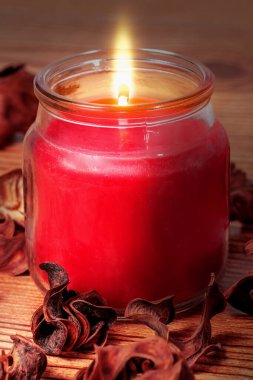 Ev ve kaplıca için çilek kokulu mum yakıyorum.