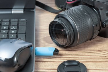 Fotoğraf makinesi ve dizüstü bilgisayarla çalışma alanının kapatılması