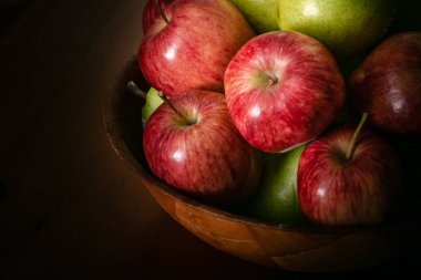 Bir sepetteki elmalar ve armutlar.