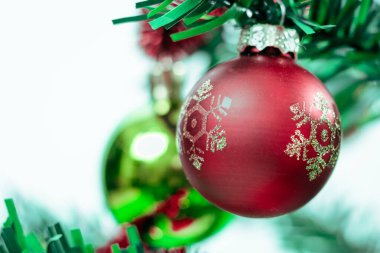 Ağaç ve beyaz arka planda Noel süslemesi