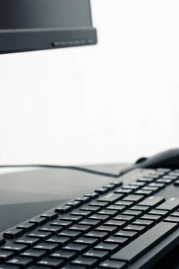 Ofisteki siyah masaüstü bilgisayarı