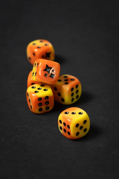 Großaufnahme Von Sechs Orangefarbenen Würfeln Auf Schwarzem Casino Tisch — Stockfoto