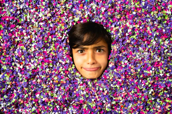 Joven Cara Niño Haciendo Muecas Estar Rodeado Confeti Colores —  Fotos de Stock