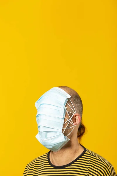 Hombre Adulto Con Máscaras Faciales Quirúrgicas Que Cubren Toda Cara —  Fotos de Stock