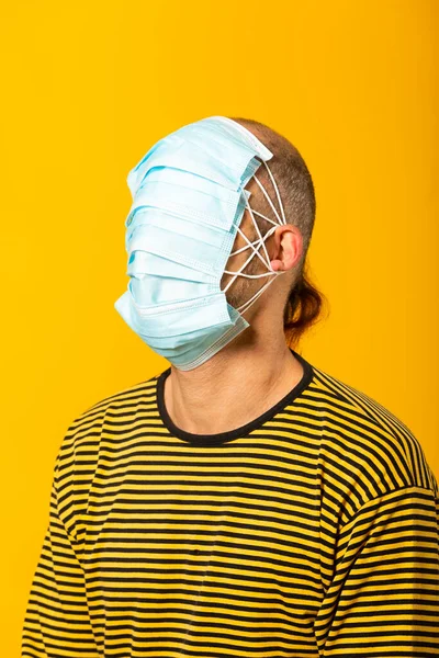 Hombre Adulto Con Máscaras Faciales Quirúrgicas Que Cubren Toda Cara —  Fotos de Stock
